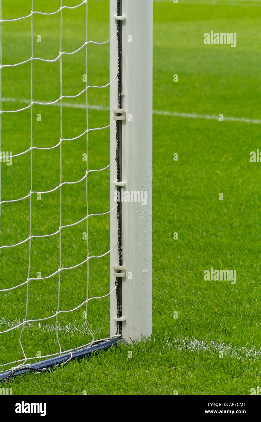 Fußball Torpfosten und Netting auf dem Fußballplatz Stockfoto