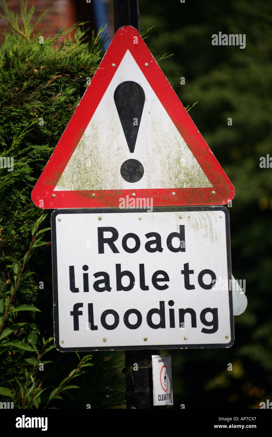 Straße Zeichen Achtung Autofahrer von möglichen Überschwemmungen, Essex, England, UK. Stockfoto