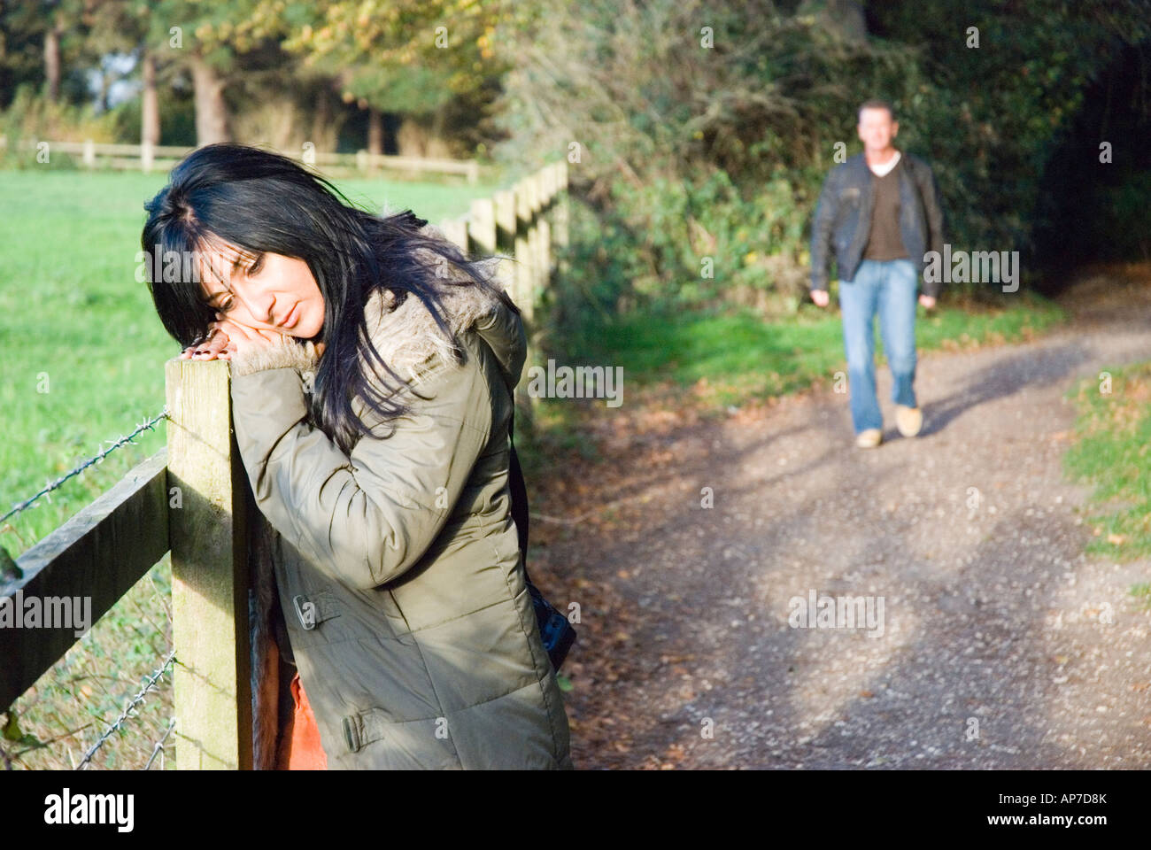 Eine Landschaftsbild einer Frau, die mit einem Mann zu Fuß in Richtung sie verärgert ist. Stockfoto