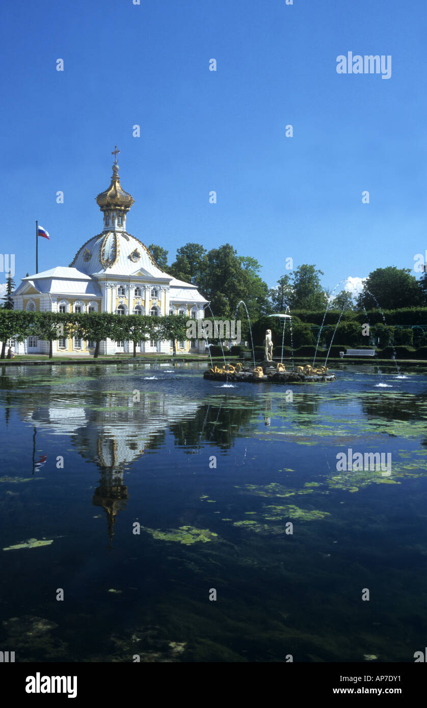 Spiegelungen im See im Peterhof Palace, St. Petersburg, Russland Stockfoto