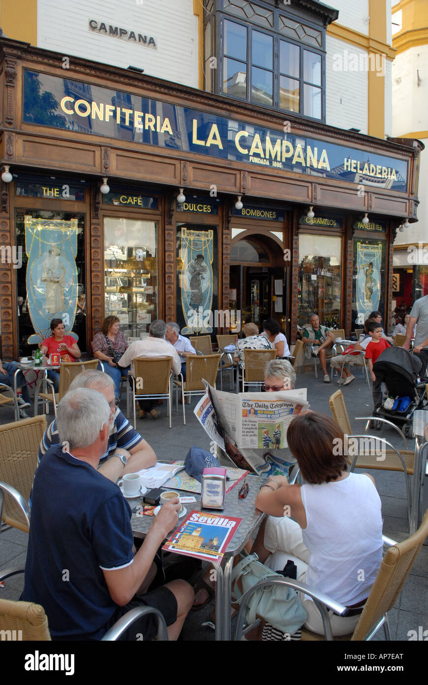 Café im Stil der klassischen Sevilla in Spanien Stockfoto