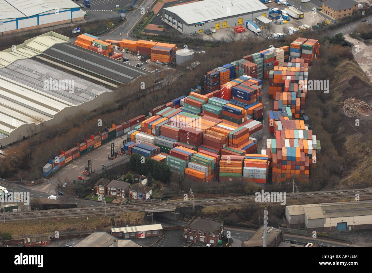 Container zwischen Roway Lane und West Bromwich Street Oldbury West Midlands B69 gelagert Stockfoto
