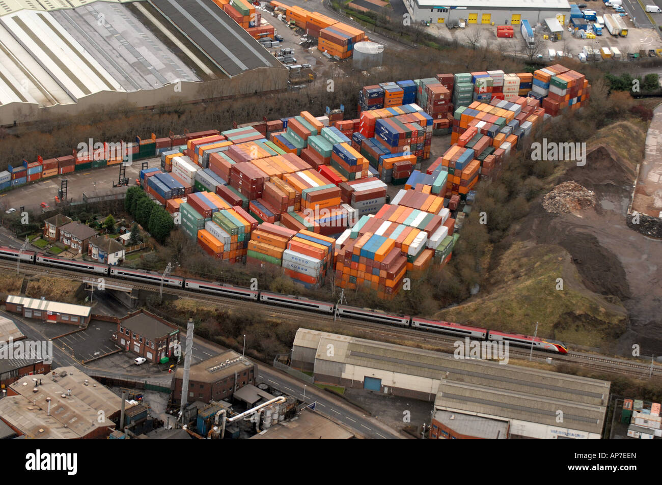 Container zwischen Roway Lane und West Bromwich Street Oldbury West Midlands B69 gelagert Stockfoto