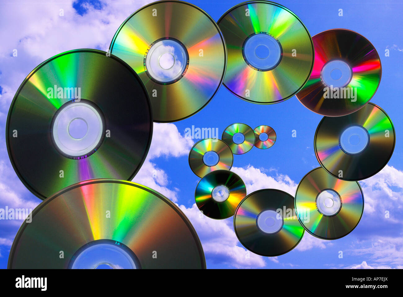 Compact Disc Schlieren fliegen durch den Himmel (Composite) Stockfoto