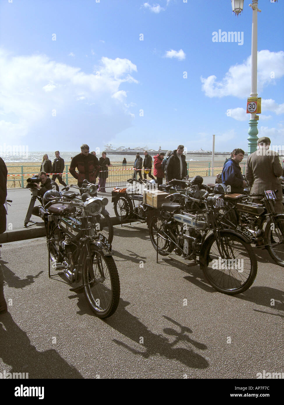 Motorräder nach der Teilnahme in Epsom, Brighton Vintage laufen Stockfoto