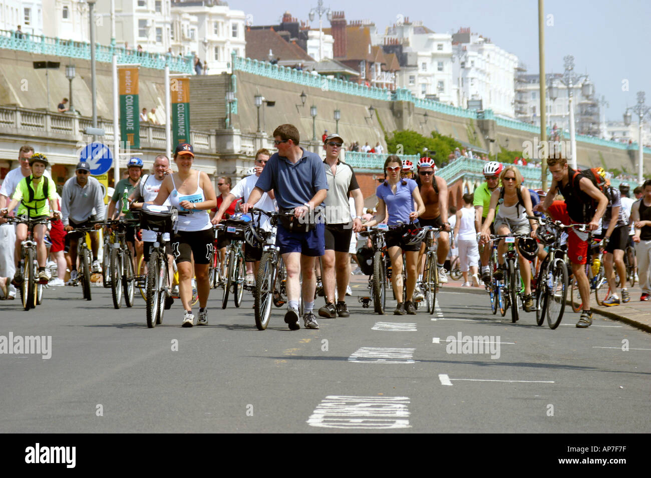 Von London nach Brighton Charity-Radrennen beenden in Brighton seafront Stockfoto