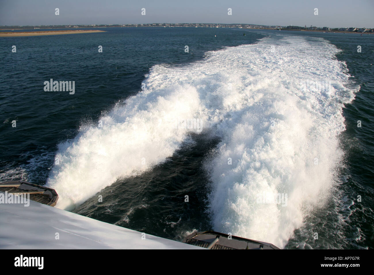 Motoren auf einer Fähre Buttern das Wasser Stockfoto