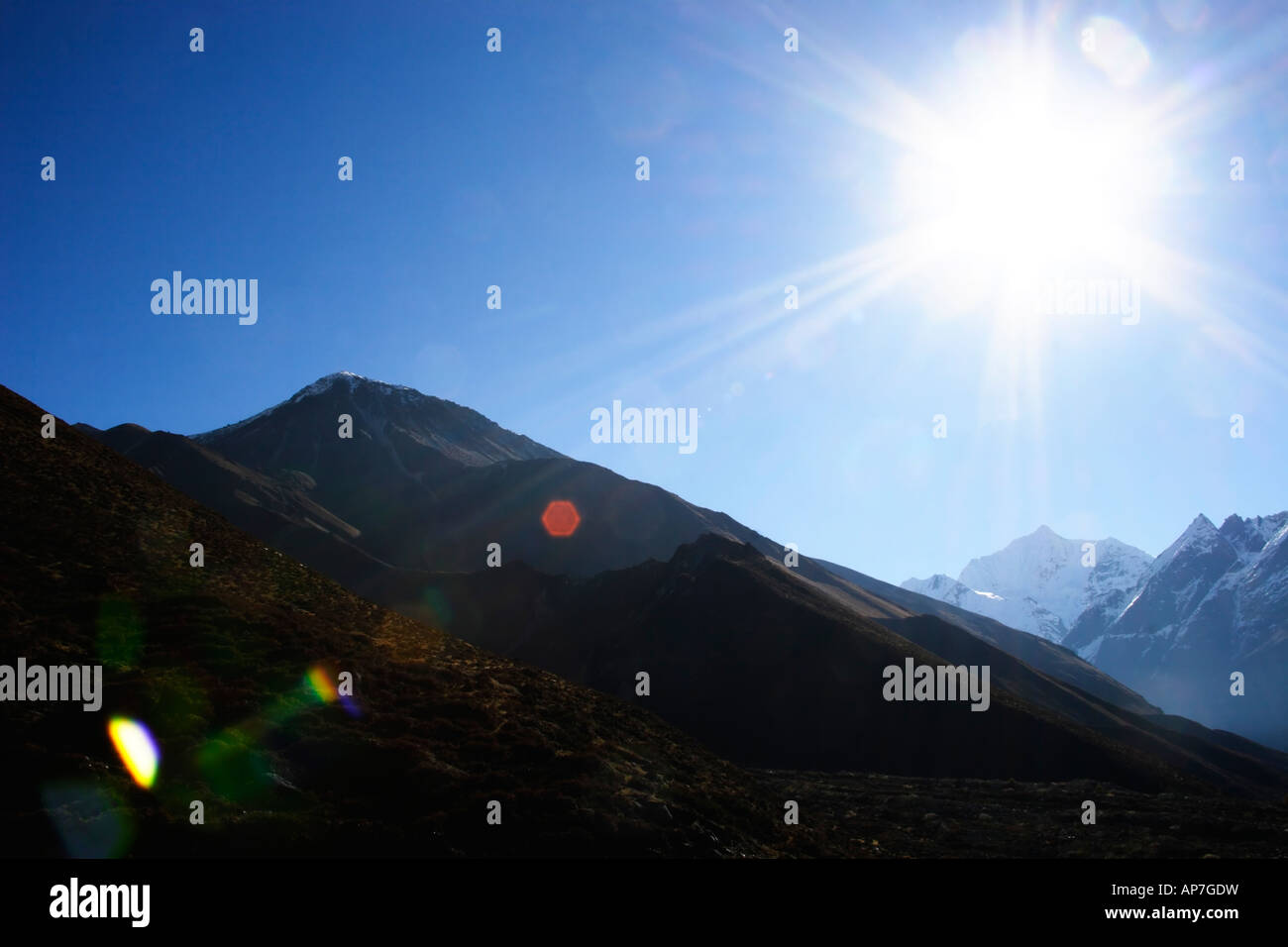 Sonne über Gangchhenpo Peak 6390 m OSL Yala Peak auf der linken Seite Stockfoto