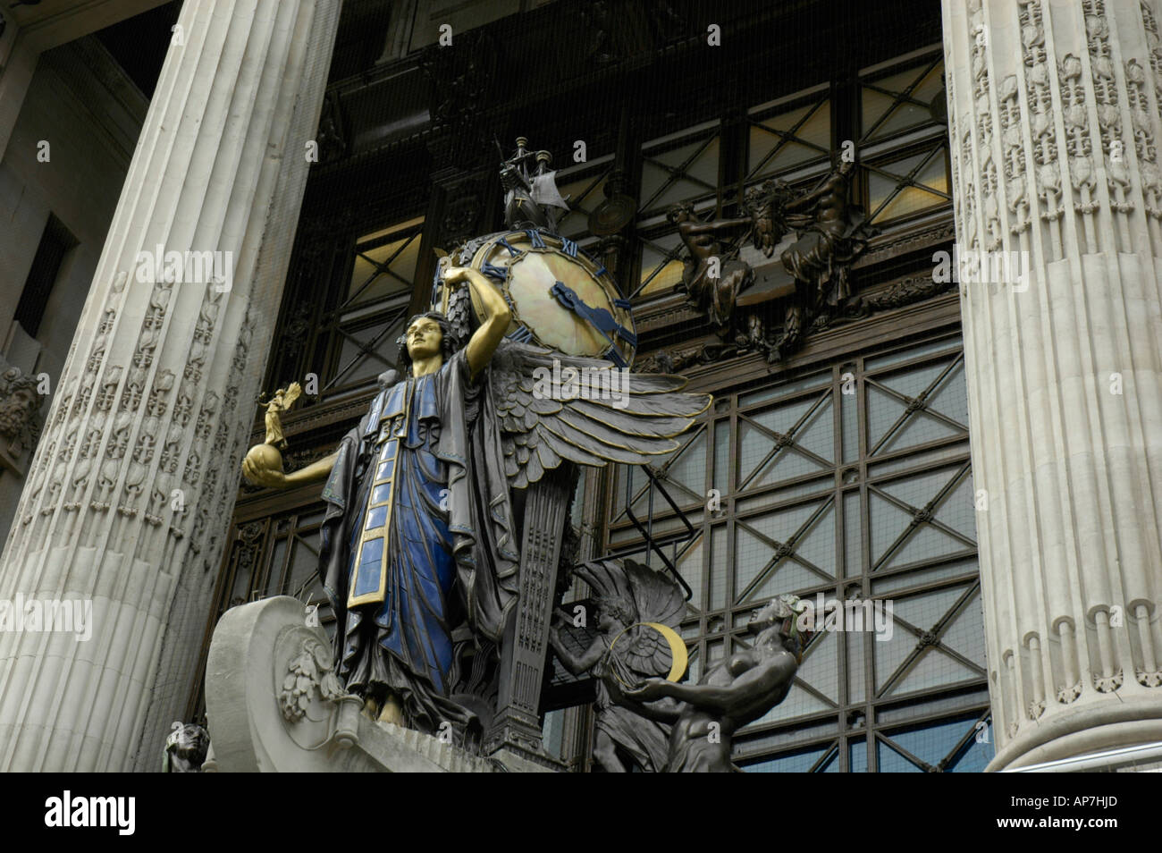 Statue und Uhr über Kaufhaus Selfridges Oxford Street London UK Stockfoto