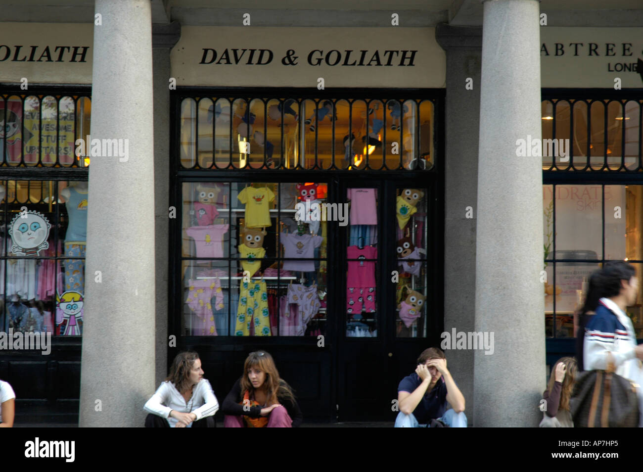 Geschäfte in Covent Garden Piazza London UK Stockfoto