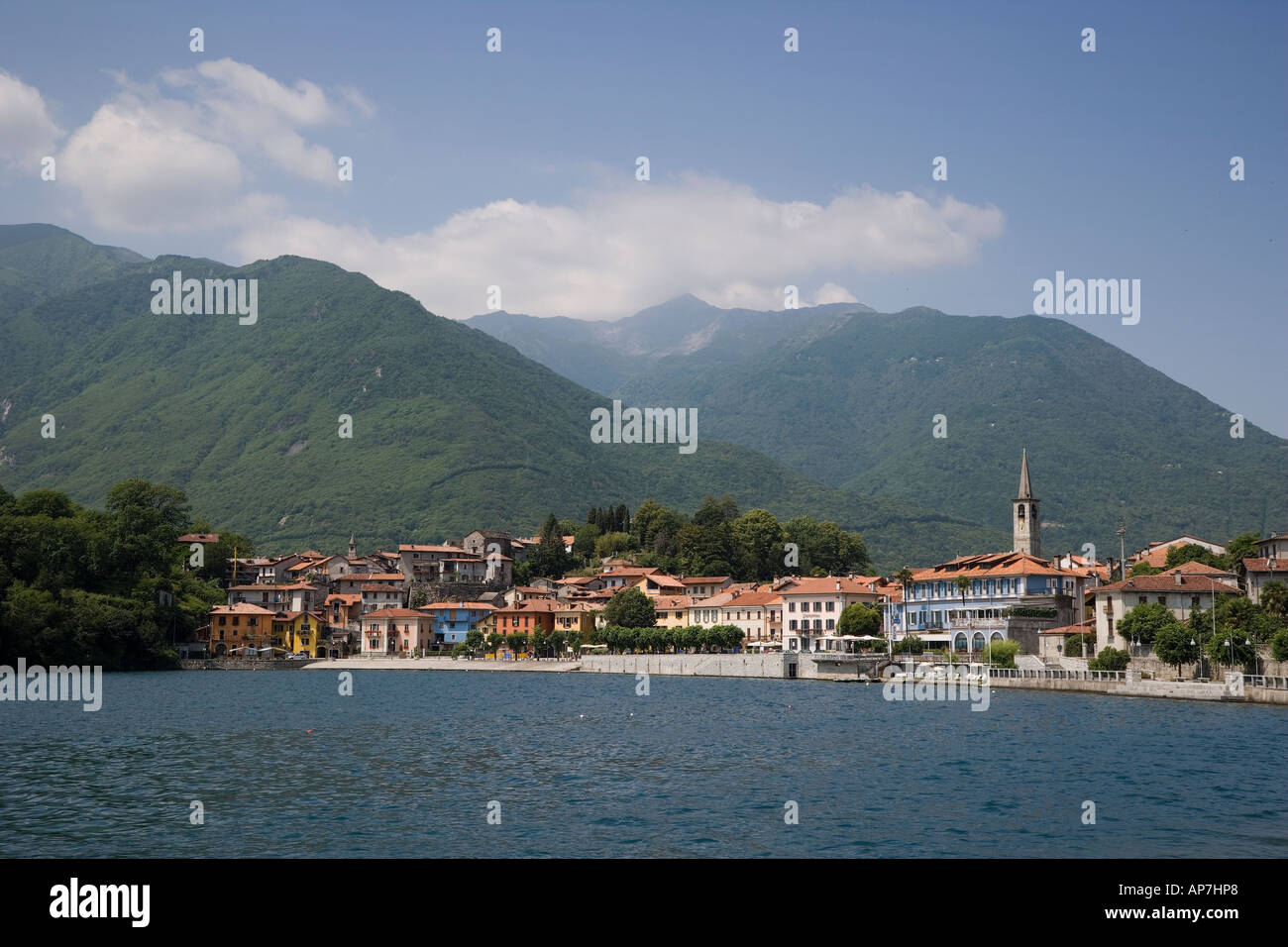 MERGOZZO DORF AN DER SPITZE DER MERGOZZO SEE MONT MASSOPE IM HINTERGRUND ITALIENISCHEN SEEN NORDITALIENS EUROPA Stockfoto