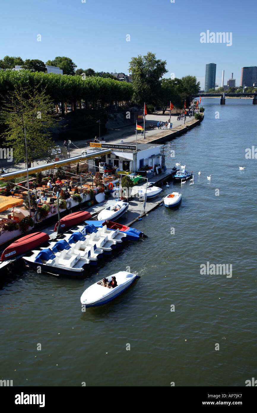 Kleinen Boot und Tretboot-Verleih am Südufer des Flusses Main Frankfurt 2  Stockfotografie - Alamy