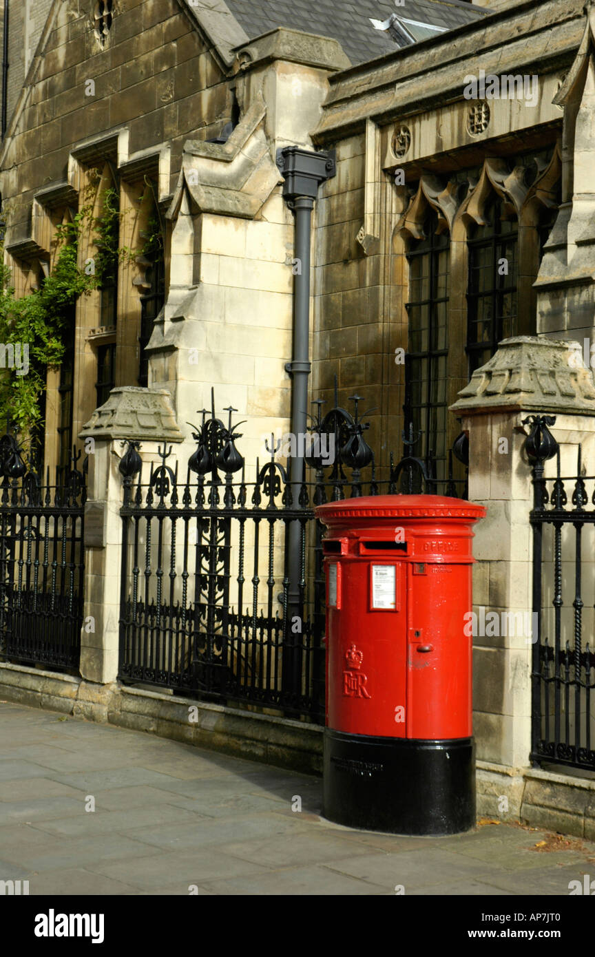 Rote Säule Box im Dekanat Hof, Westminster, London, England Stockfoto