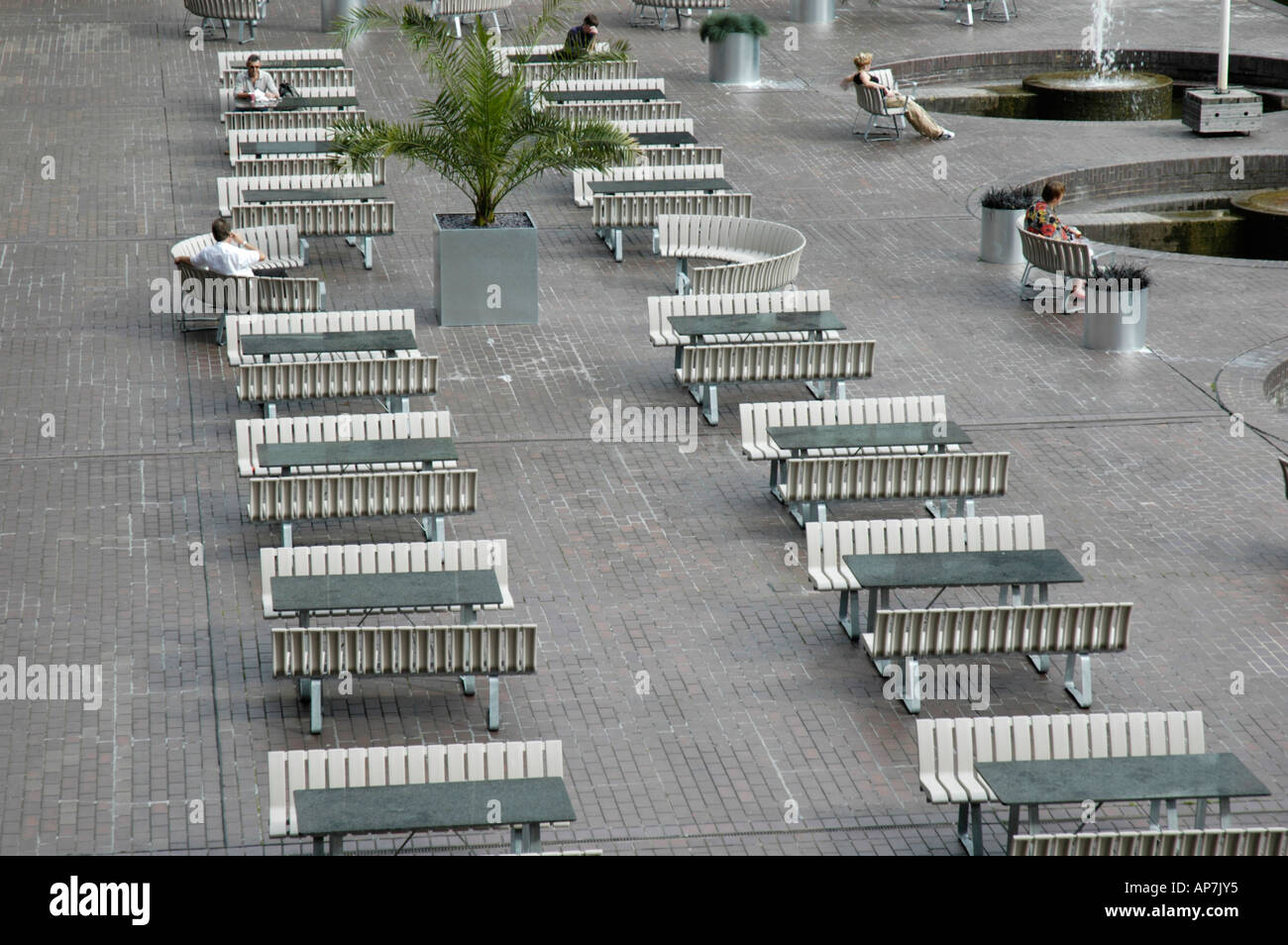 Tische und Bänke vor dem Barbican Centre in der City of London-UK Stockfoto