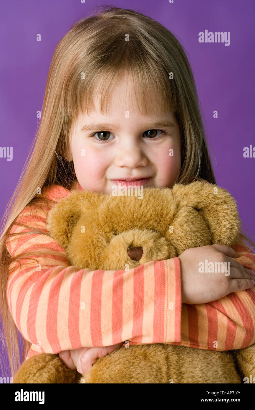 Mädchen umarmt Teddybär Stockfoto