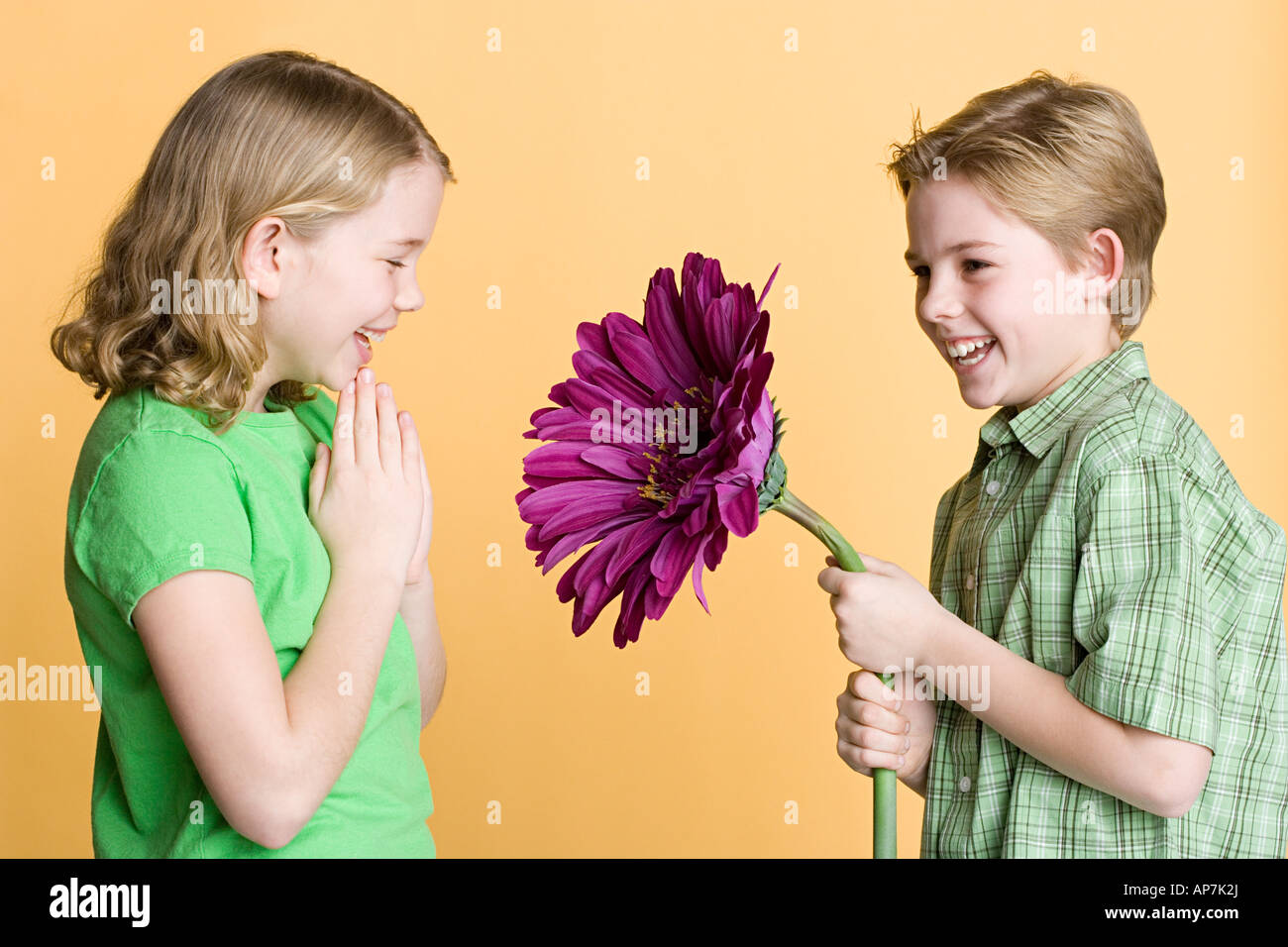 Junge mit Blume, Mädchen Stockfoto