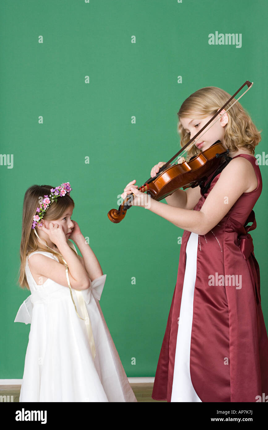 Mädchen spielen Violine, Schwester Stockfoto