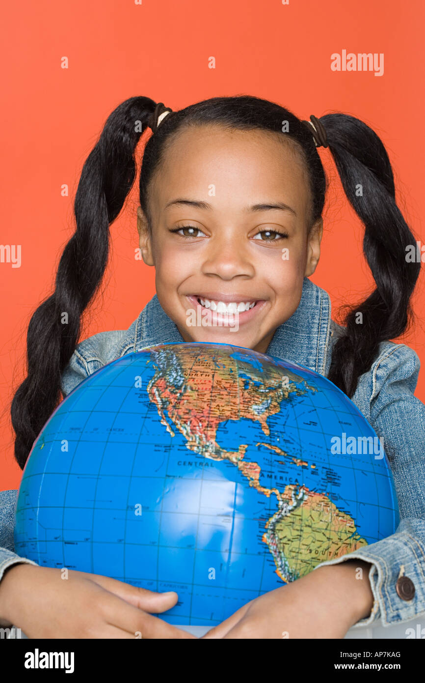 Mädchen mit Globus Stockfoto