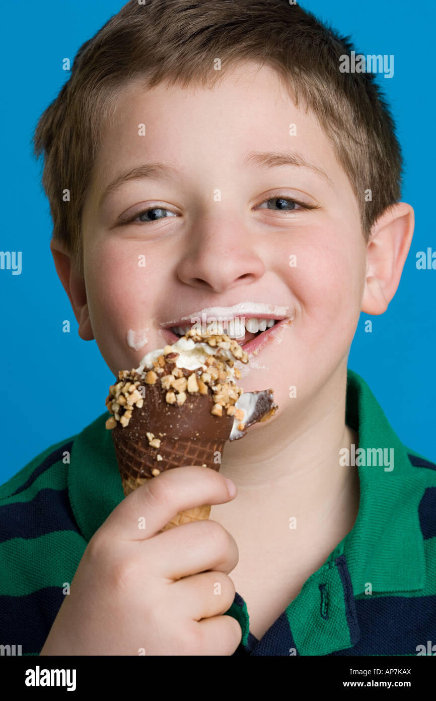 Junge, ein Eis essen Stockfoto