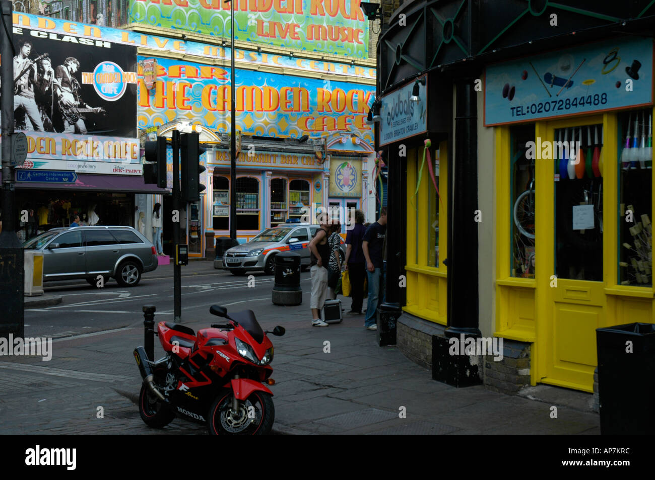 Ansicht der Chalk Farm Road zeigt The Camden Rock Cafe Camden Town London UK Stockfoto