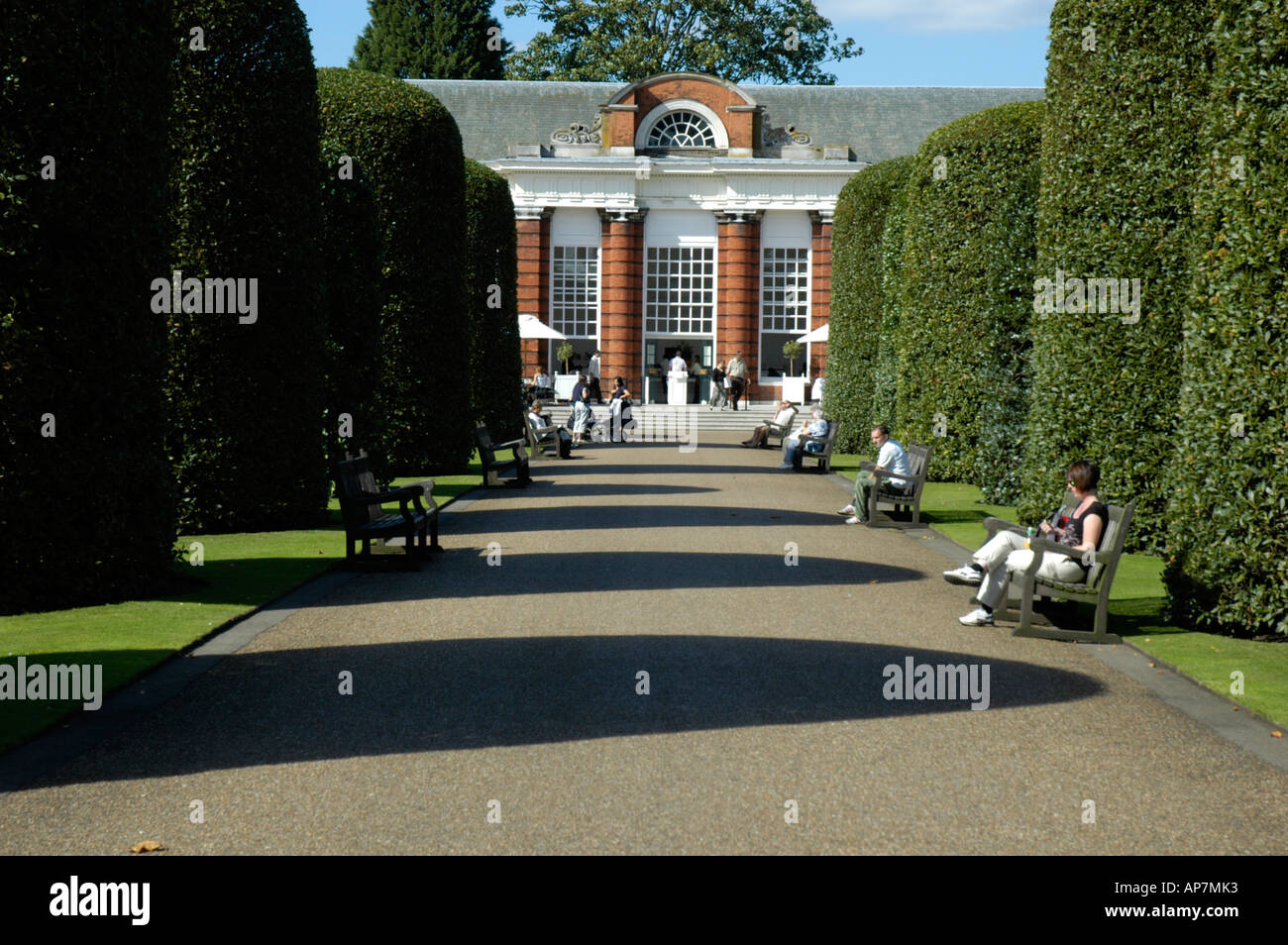 Weg zur Orangerie des Kensington Palace Gardens London UK Stockfoto