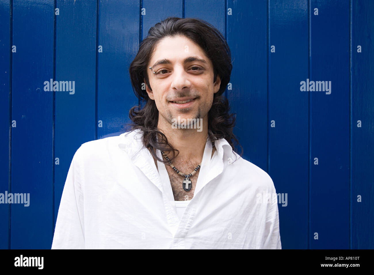 Junge indische Mann mit langen Haaren Stockfotografie - Alamy