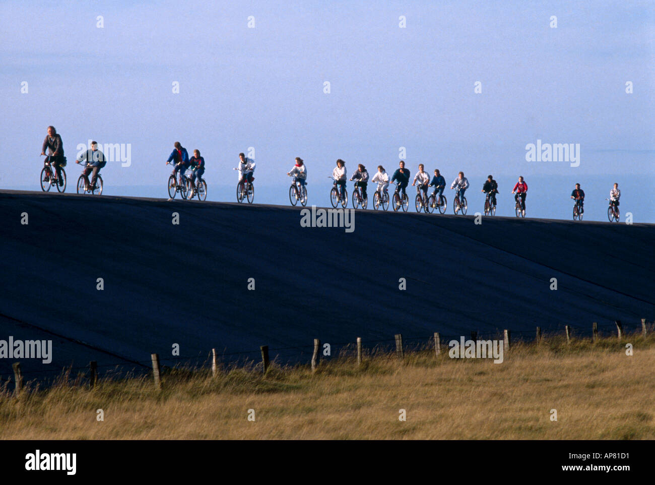 Menschen auf Fahrrädern an Küste, Deutschland Stockfoto