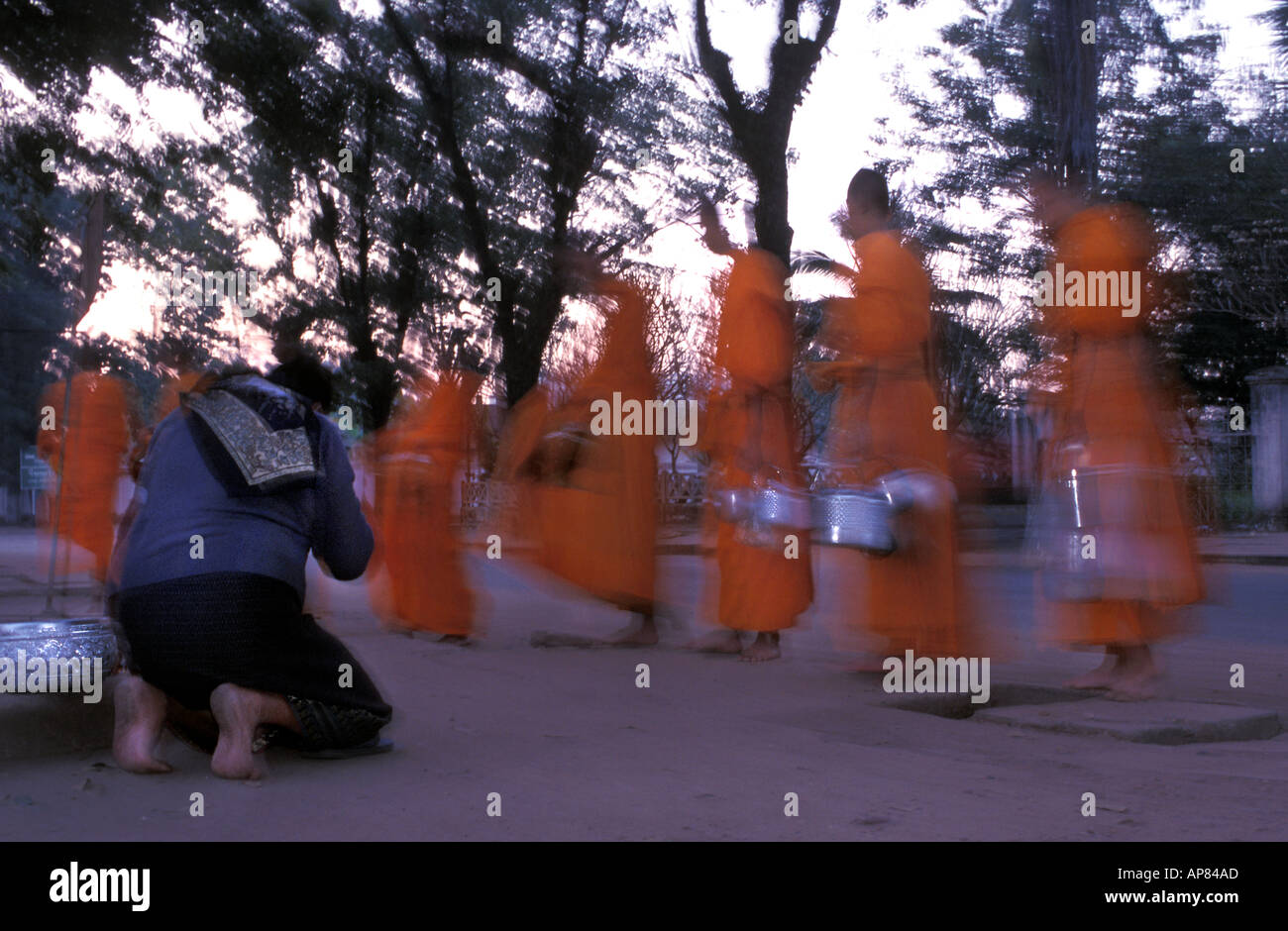 Safran gehüllten Mönchen Almosen im Morgengrauen Vientiane Laos Stockfoto