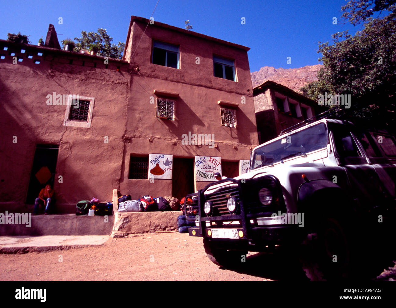 Ein Land Rover vor eine Herberge in den hohen Atlas-Gebirge-nr Marrakesch Marokko Nord Afrrica geparkt Stockfoto