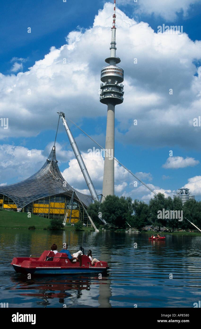 Touristen auf Boot in See, Olympiaturm, München, Deutschland Stockfoto