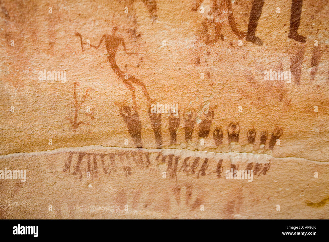 Linie des Tanzes Figuren - Felskunst, Mestekawi Höhle, Gilf Kebir, westliche Wüste Ägyptens. Stockfoto