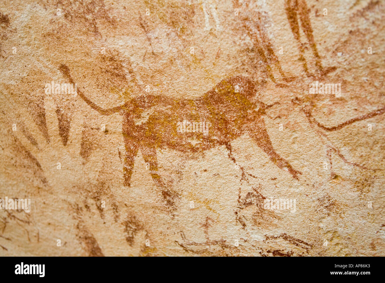 Tier- und Hand druckt - Felskunst, Mestekawi Höhle, Gilf Kebir, westliche Wüste Ägyptens. Stockfoto