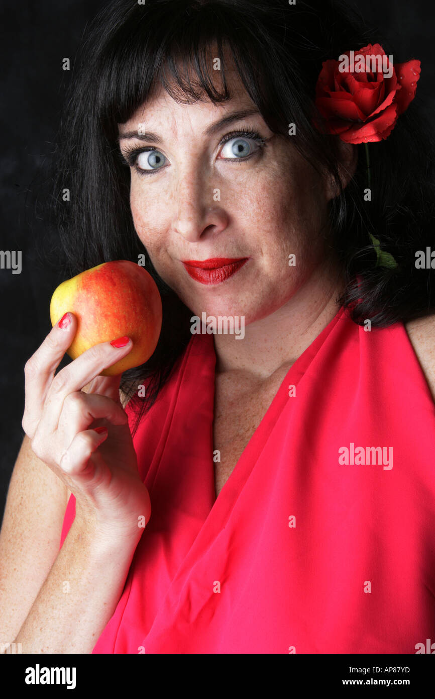 Burlesque Tänzerin und Bühne Entertainer Lilith De Paradis einen Apfel essen Stockfoto