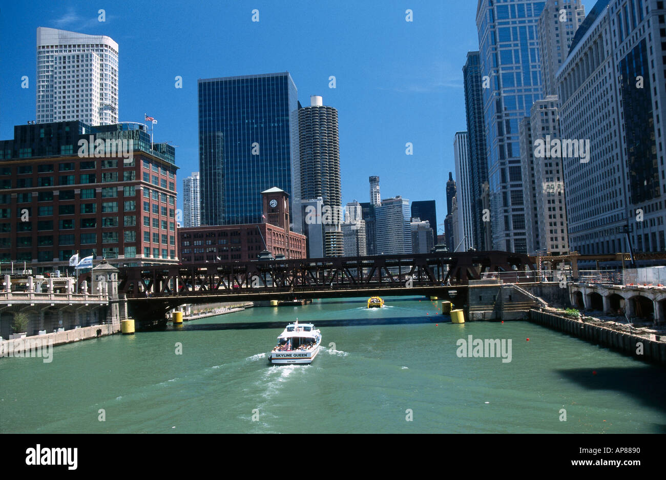 Boot im Fluss in der Nähe von Brücke in Stadt, Wacker Drive, Chicago River, Chicago, Illinois, USA Stockfoto