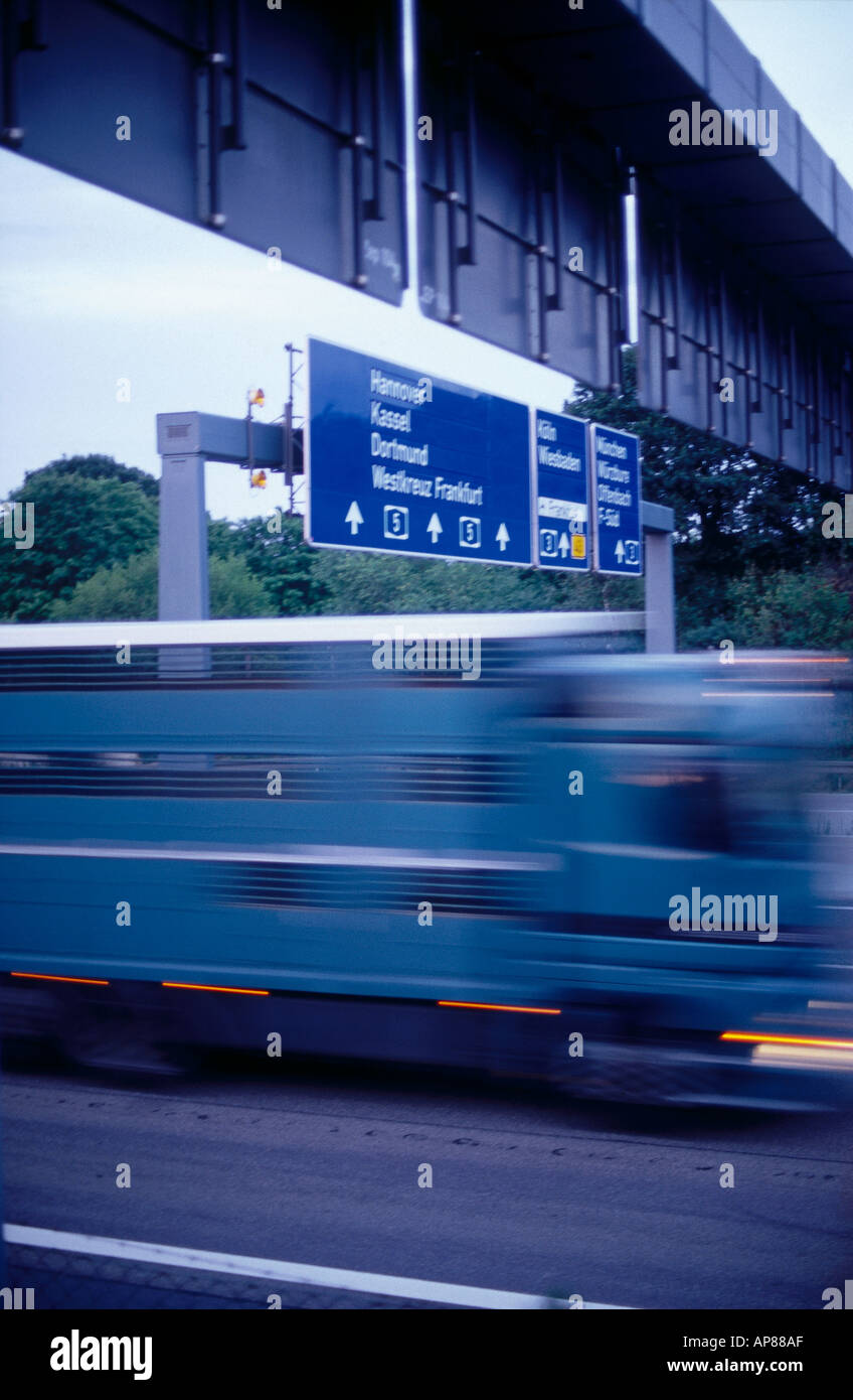 LKW auf Straße, Frankfurt am Main, Deutschland, Europa Stockfoto
