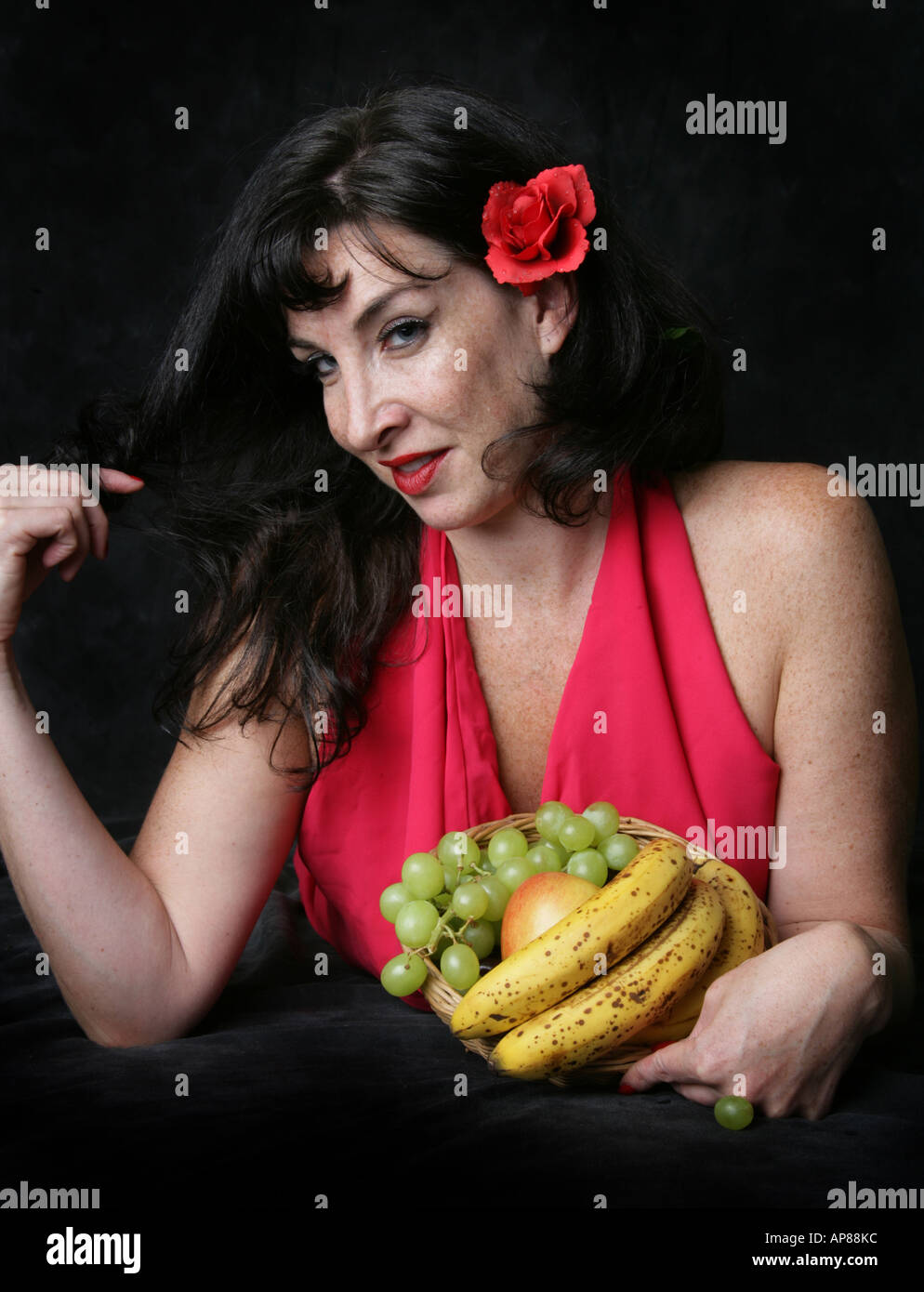 Burlesque Tänzerin und Bühne Entertainer Lilith De Paradis mit einer Obstschale Stockfoto