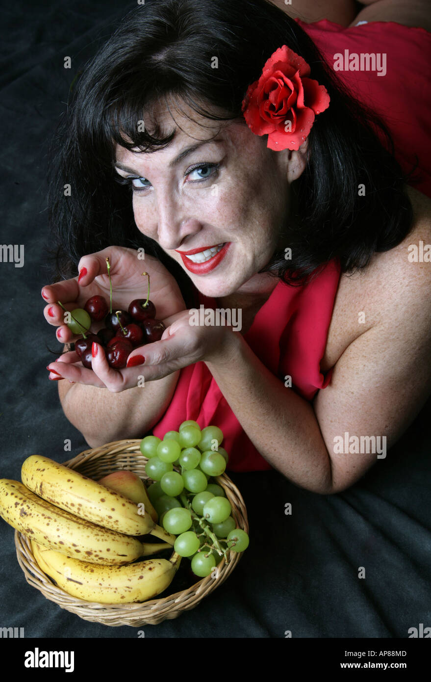 Burlesque Tänzerin und Bühne Entertainer Lilith De Paradis mit einer Obstschale Stockfoto