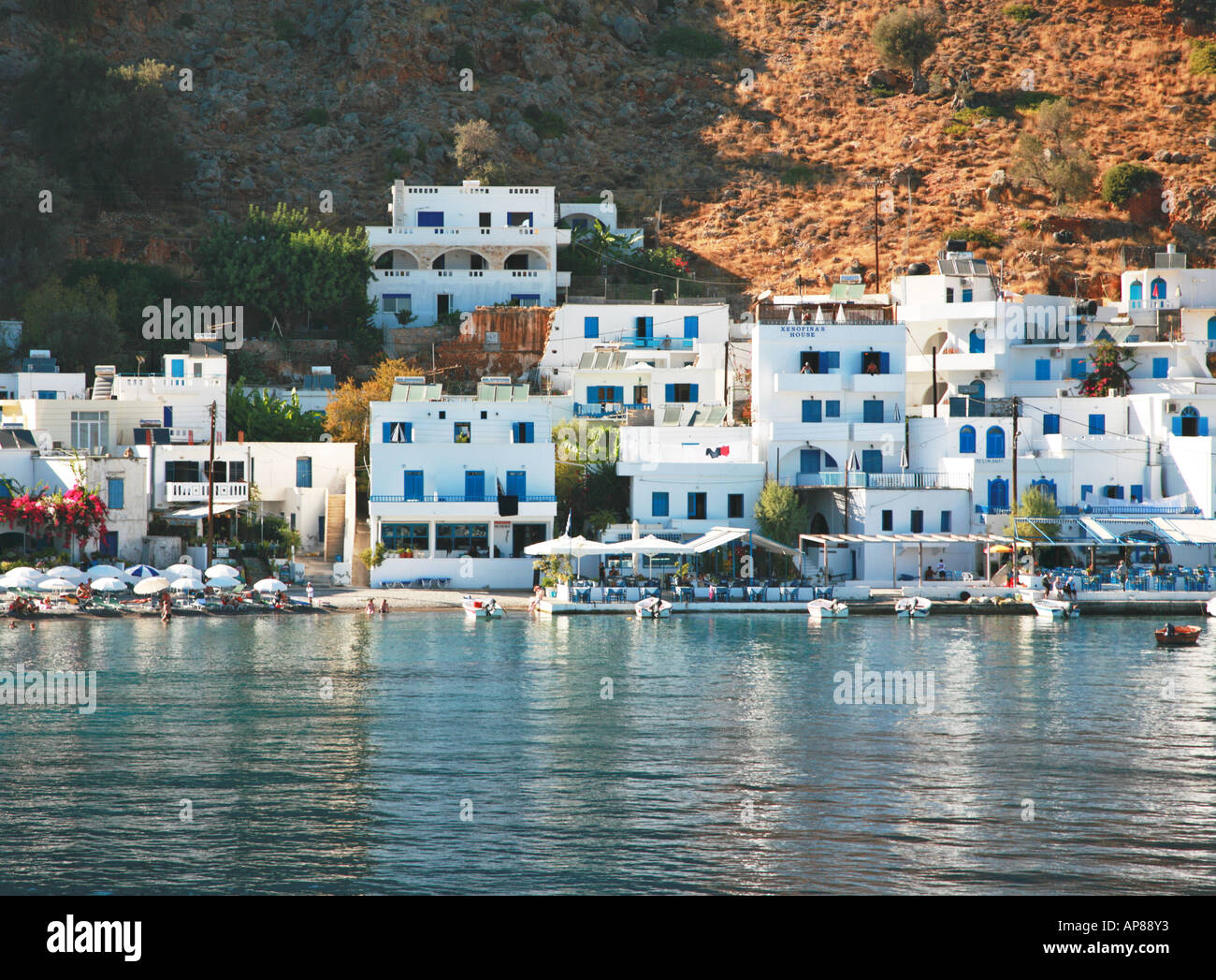 Weiß getünchte Häuser mit Blick auf den Hafen von Loutro in Süd-West-Kreta Stockfoto