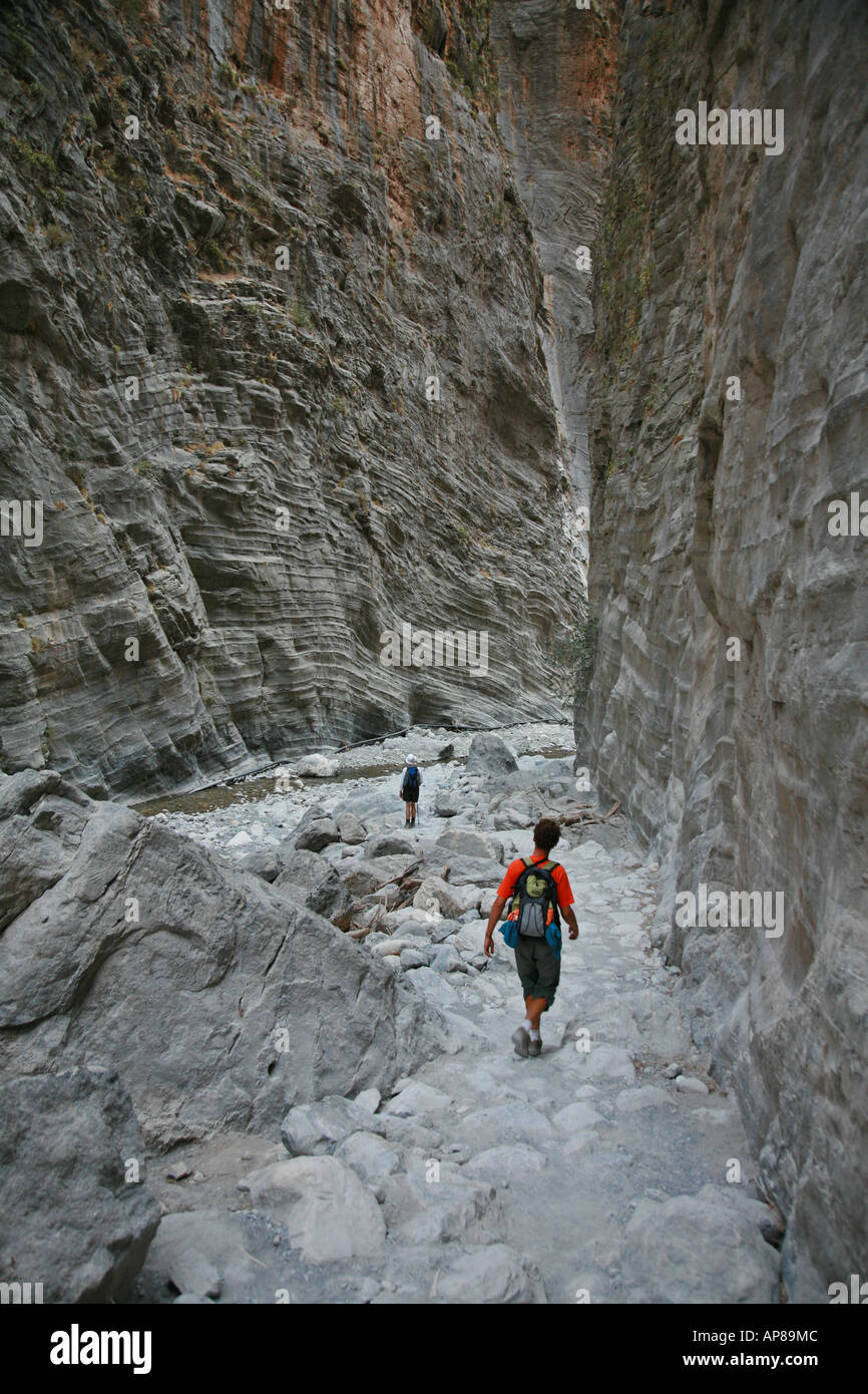Mann zu Fuß die Samaria Schlucht National Trail in Süd-West-Kreta Stockfoto