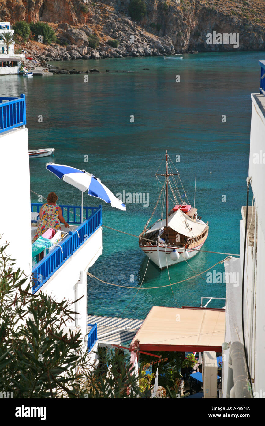 Frau in einem bunten Kleid Blick über Loutro Hafen in Süd-West-Kreta Stockfoto