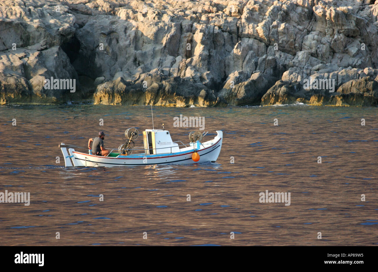 Ein einsamer Fischer bei der Arbeit entlang der Süd-West Küste von Kreta Stockfoto