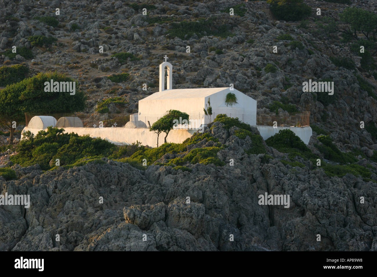 Gemauerten Kapelle auf der Landzunge Bewachung Loutro Hafen Süd-West-Kreta Stockfoto