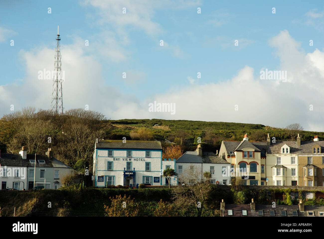 Port St. Mary Häuser und Sendemast Stockfoto