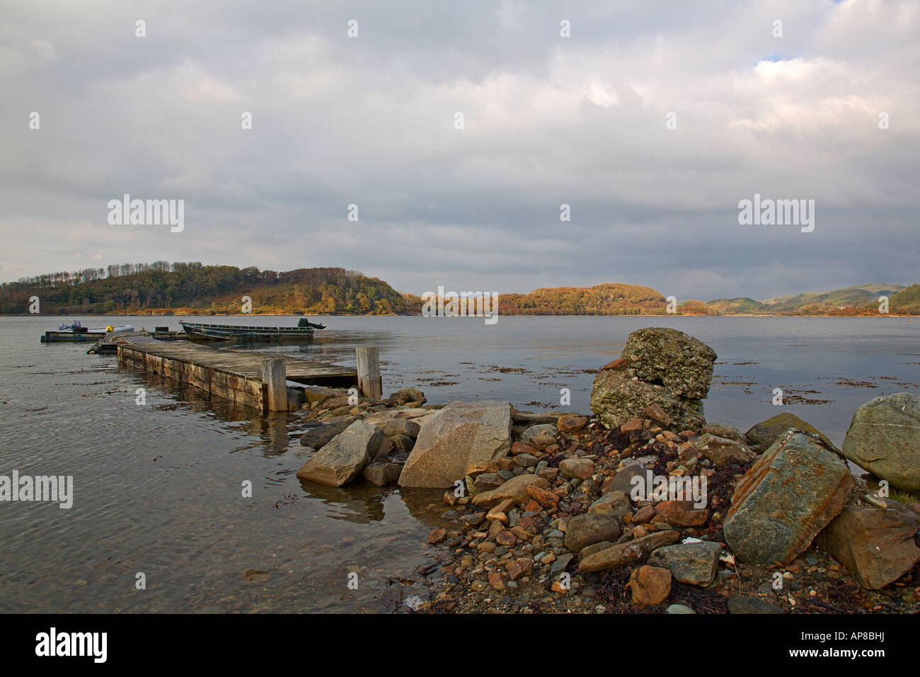 Holzboot Steg am Loch Crinan, Agryll und Bute, Scotland Stockfoto