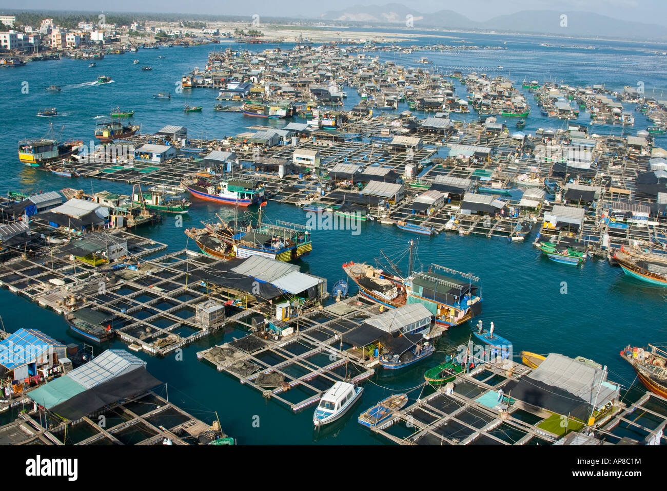 Schwimmendes Dorf Hausboote mit Fischfarmen in Lingshui auf der Insel Hainan in China Stockfoto