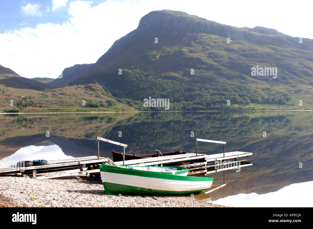 Angelboote/Fischerboote an ihre Liegeplätze auf ruhiger See Marree, Kinlochewe. Wester Ross.  XPL 3484-340 Stockfoto