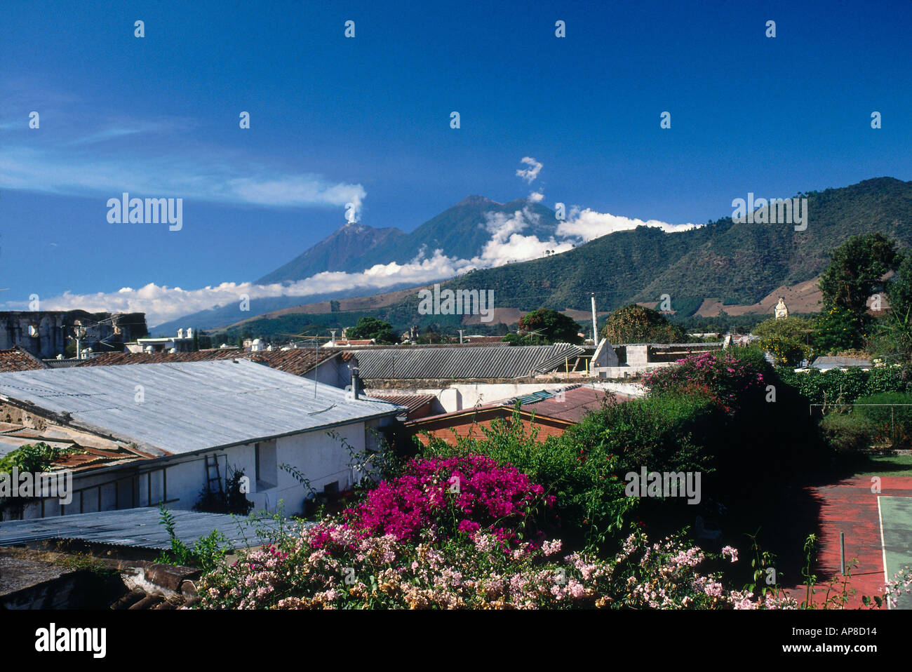 Stadt mit aktiver Vulkan im Hintergrund, Vulkan Fuego, Antigua Guatemala, Guatemala Stockfoto