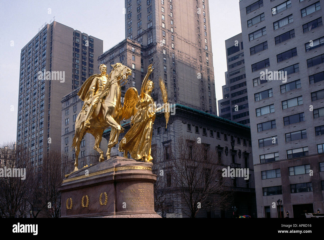 Niedrigen Winkel Ansicht der Statuen am Denkmal, General Sherman Monument, Central Park, Manhattan, New York City, New York State, USA Stockfoto