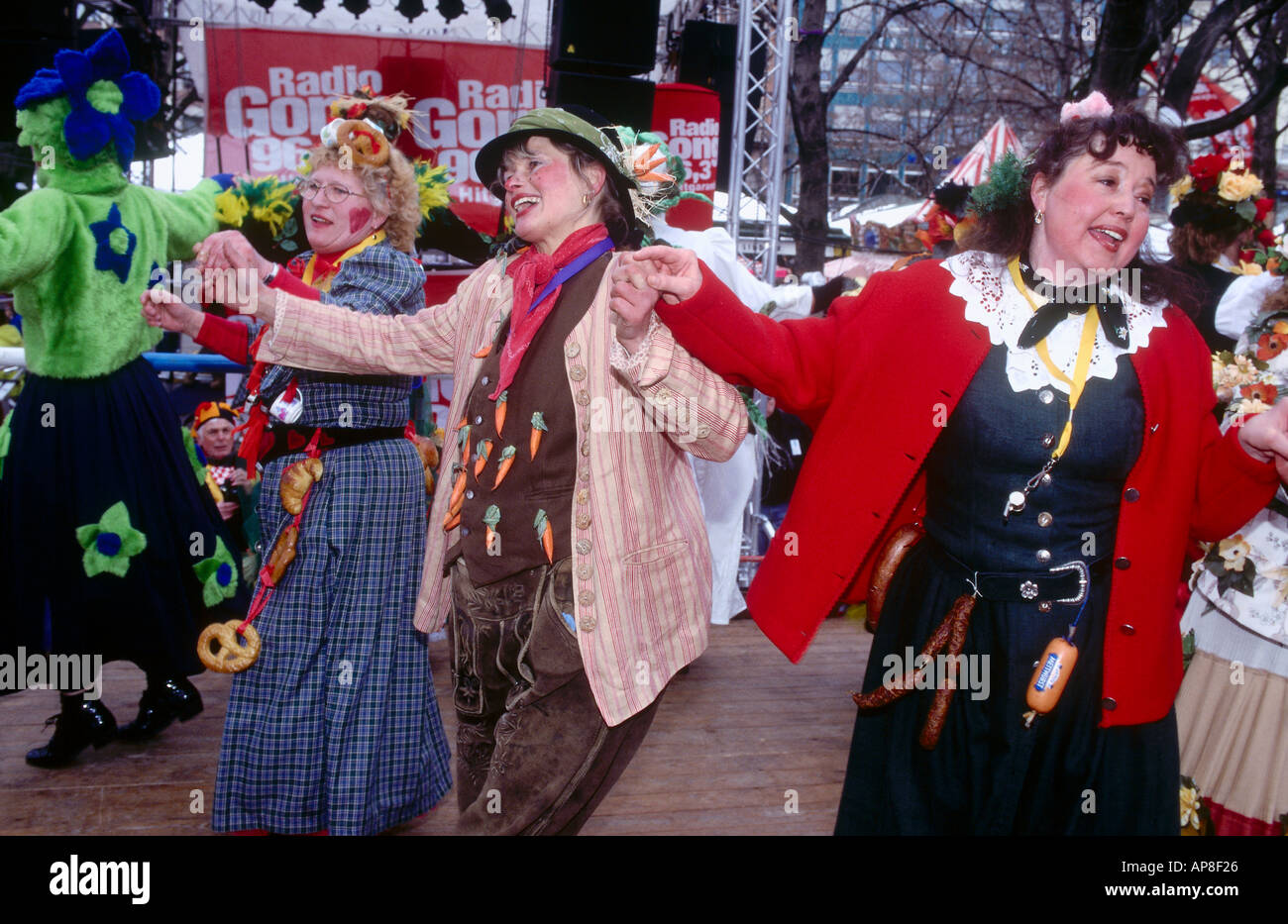 Gruppe von Menschen tanzen in Karneval, Viktualienmarkt, München, Bayern, Deutschland Stockfoto
