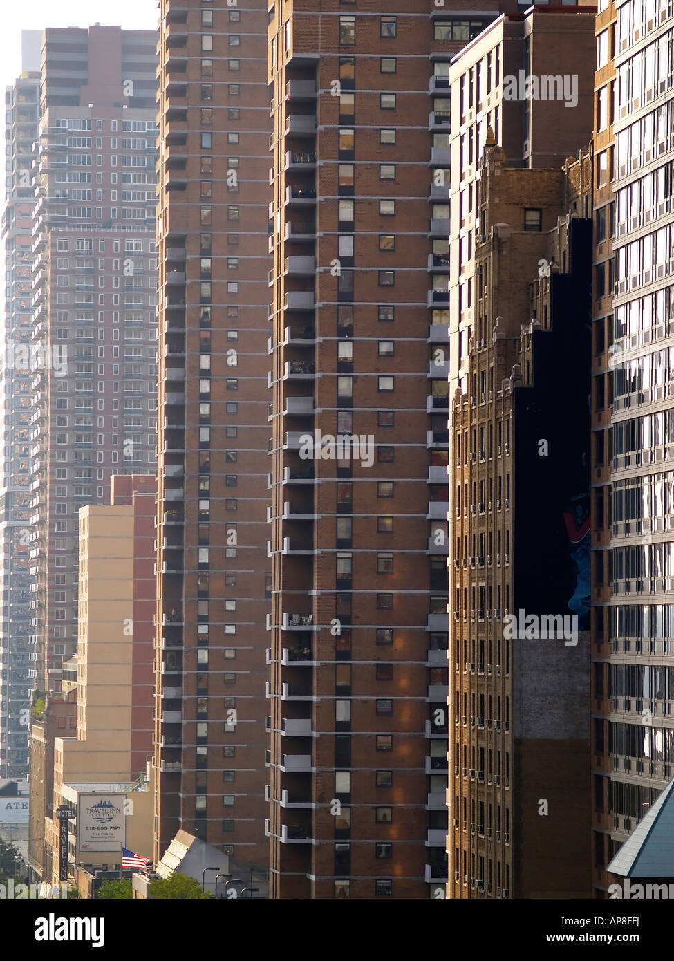 Mehrfamilienhäuser und Eigentumswohnungen auf West 42nd Street New York USA Stockfoto